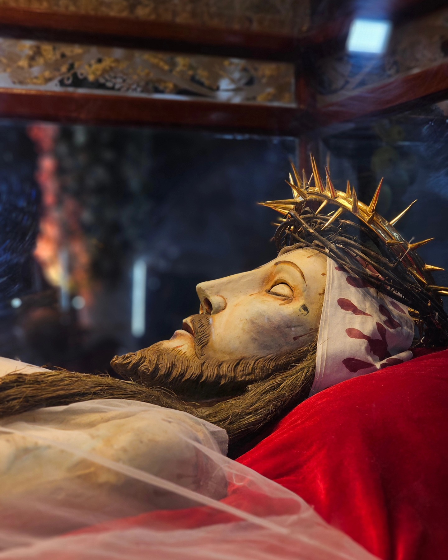 Close-up detail of the Miraculous Statue — Thankey Church