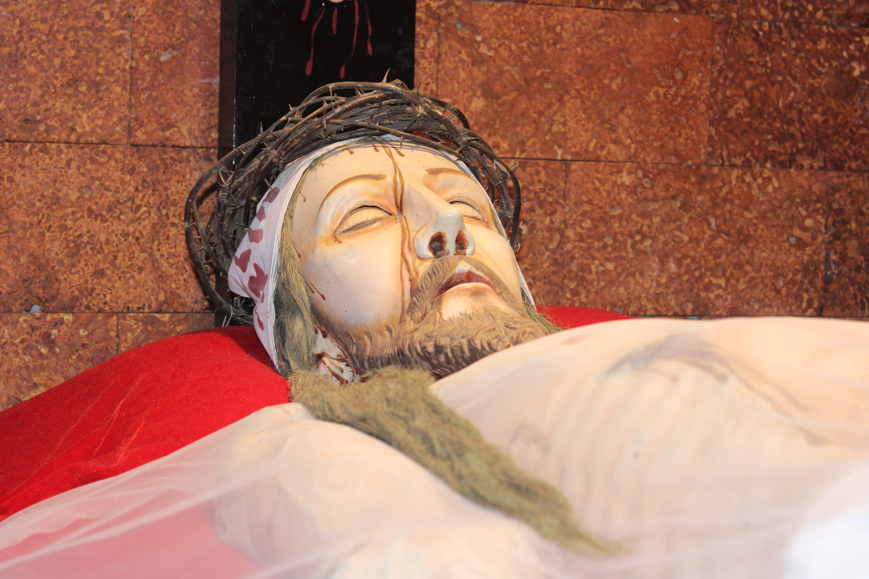 Close-up of the face of the Miraculous Statue — Thankey Church