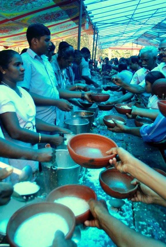 Pidiyari kanji distribution — pilgrims receiving blessed gruel on Good Friday at Thankey