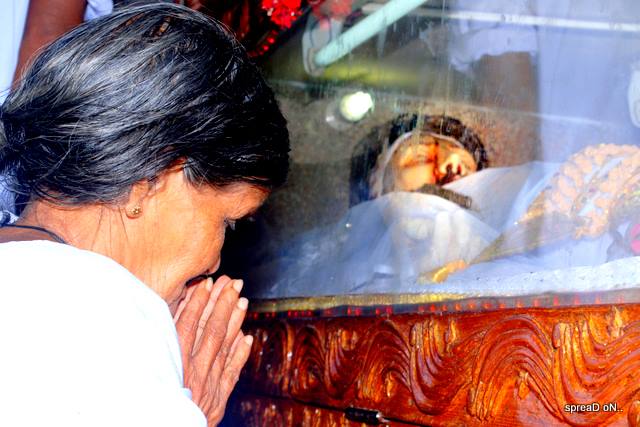 Devotees praying at the Tomb of Our Lord — Thankey Church